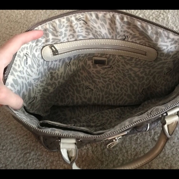 2 Guess purses, 1 awesome price! ✨ - Picture 7 of 8